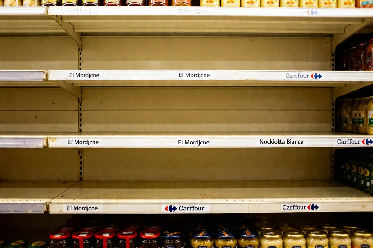 Rayon vide de produits El Mordjene chez Carrefour avec quelques bocaux en bas