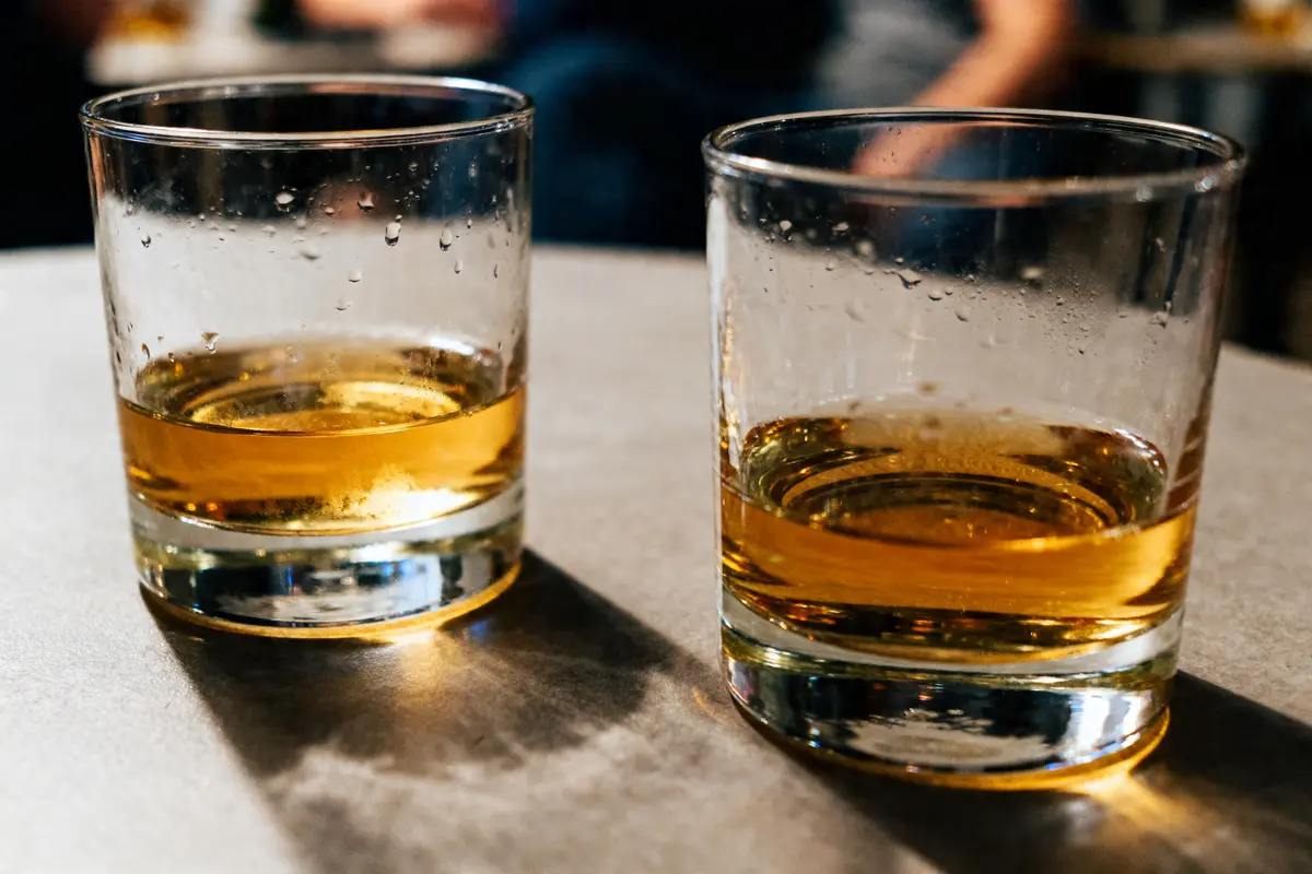 Deux verres de whisky sur table combien de grammes d’alcool dans 2 verres