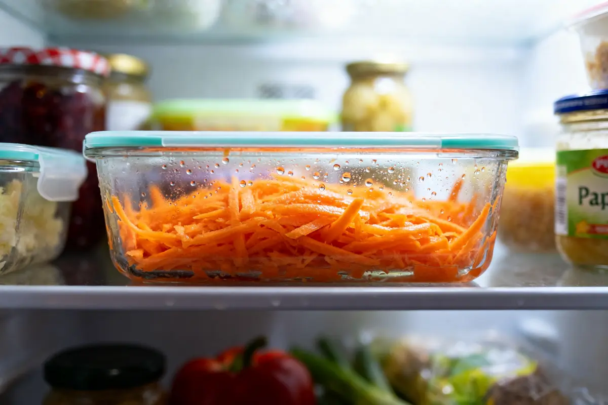 Conteneur hermétique pour conserver des carottes râpées dans un réfrigérateur avec bocaux visibles
