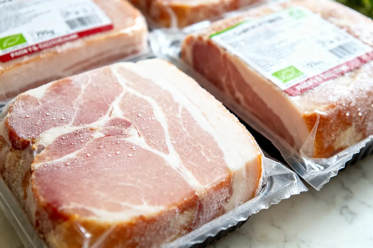 Packs de jambon blanc congelé en tranches sous vide sur un comptoir de cuisine
