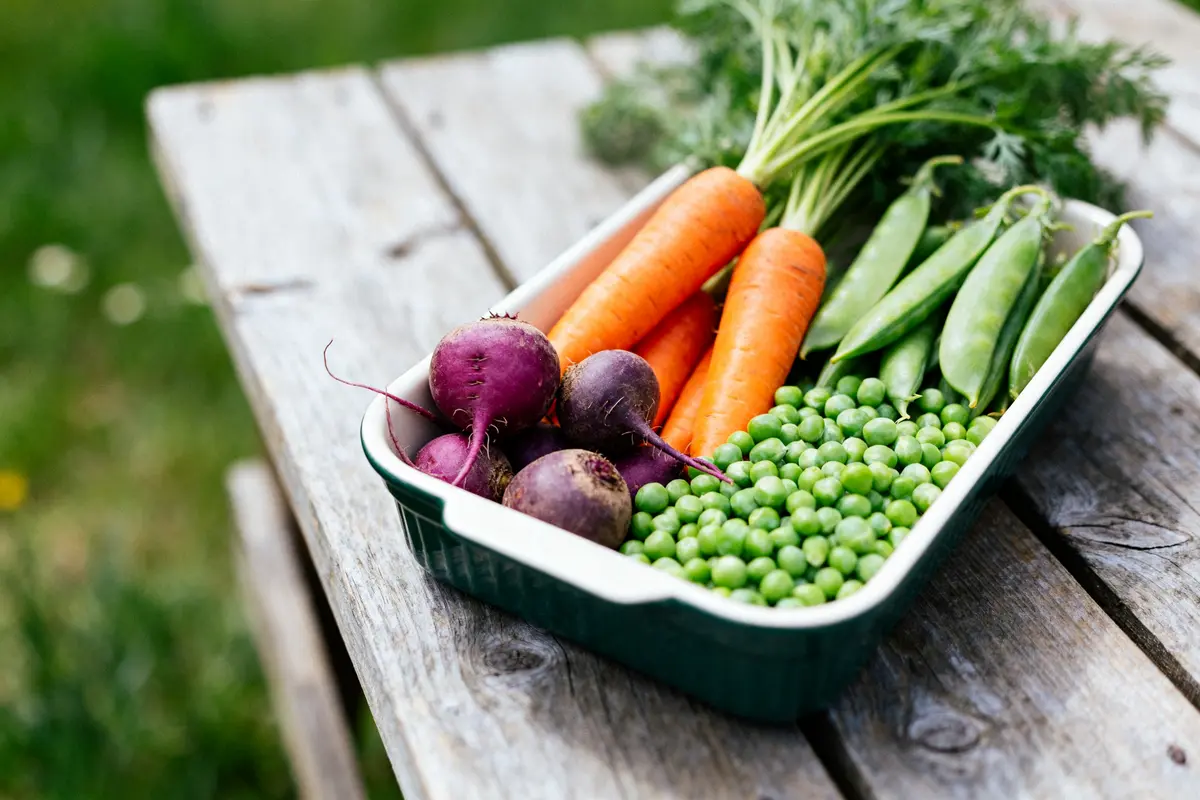 Légumes frais sur une table pour recette de la jardinière de légumes estivale et colorée