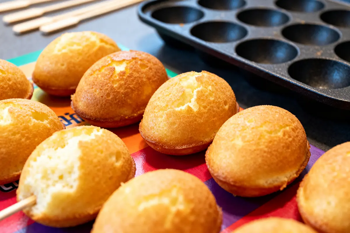 Pop cakes dorés prêts à être décorés selon une recette de pop cake savoureuse
