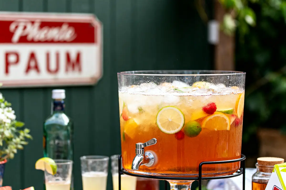 Grande fontaine de punch fruité pour une recette de punch pour 50 personnes.