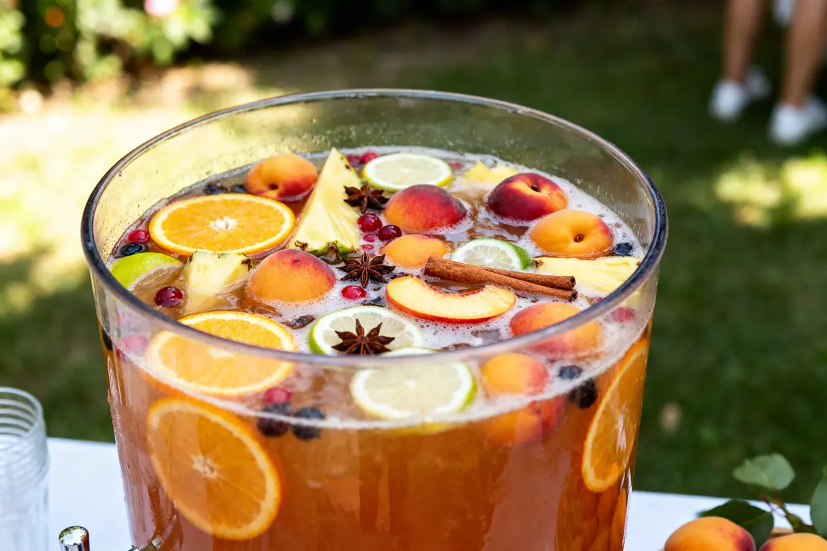 Grand bol de fruits variés pour recette de punch pour 50 personnes en extérieur