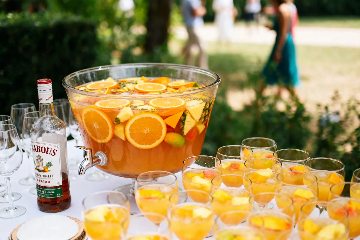 Grande vasque de punch coloré avec fruits, recette de punch pour 50 personnes en extérieur
