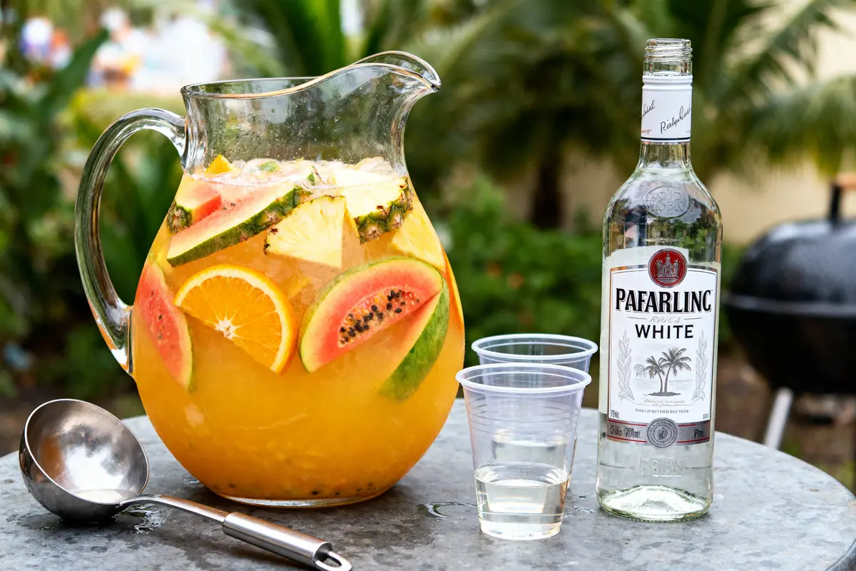 Pichet tropical avec fruits frais pour recette de punch pour 50 personnes.