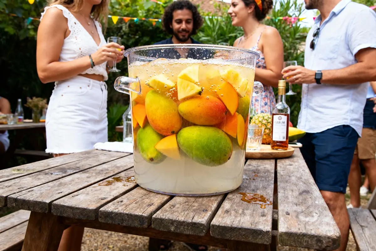 Grand saladier de fruits frais pour recette de punch pour 50 personnes à l'extérieur