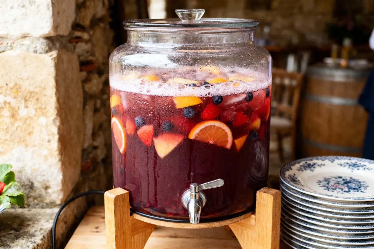 Distributeur de boisson colorée et fruitée pour une recette de punch pour 50 personnes