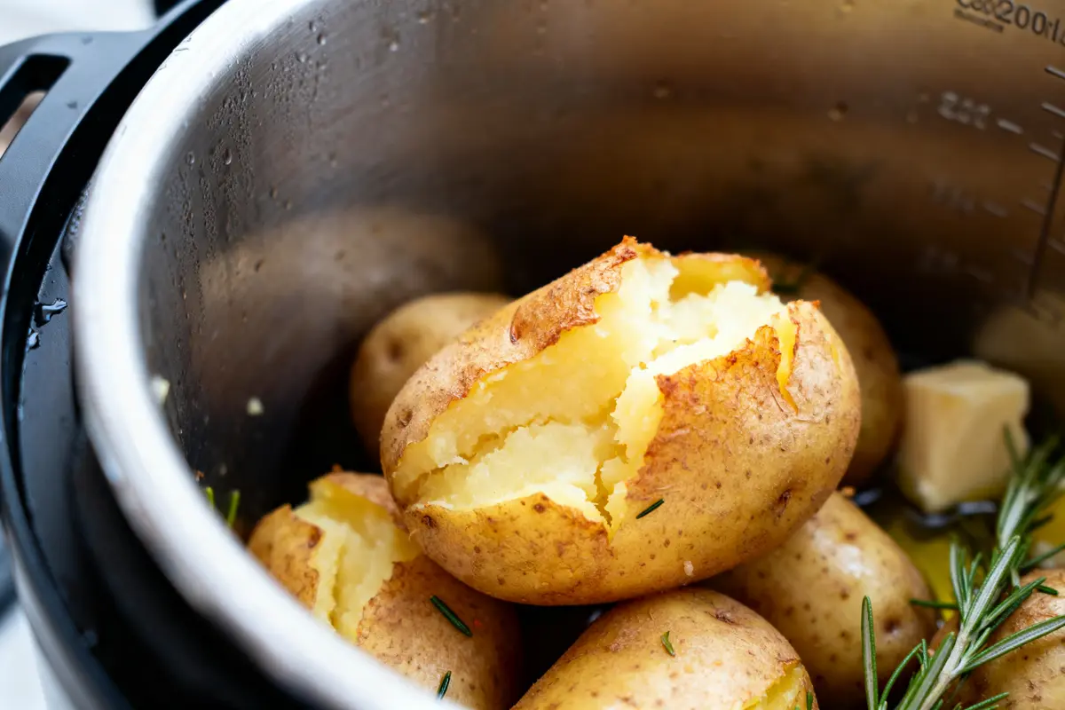 Pommes de terre grenaille au Cookeo avec beurre et romarin dans une cuve en inox