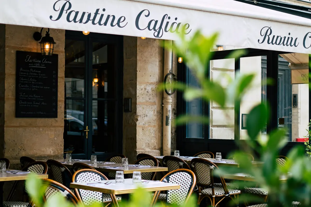 Terrasse du restaurant Le Sémaphore avec chaises en osier et enseigne élégante.