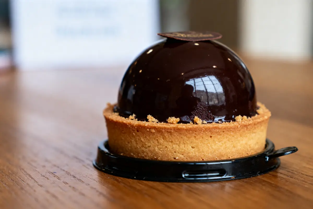 Pâtisserie au chocolat posée sur une table, appelée tête au chocolat.