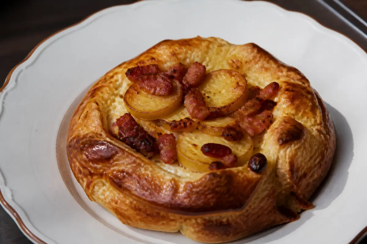 Camembert feuilleté : recette facile aux lardons et pommes