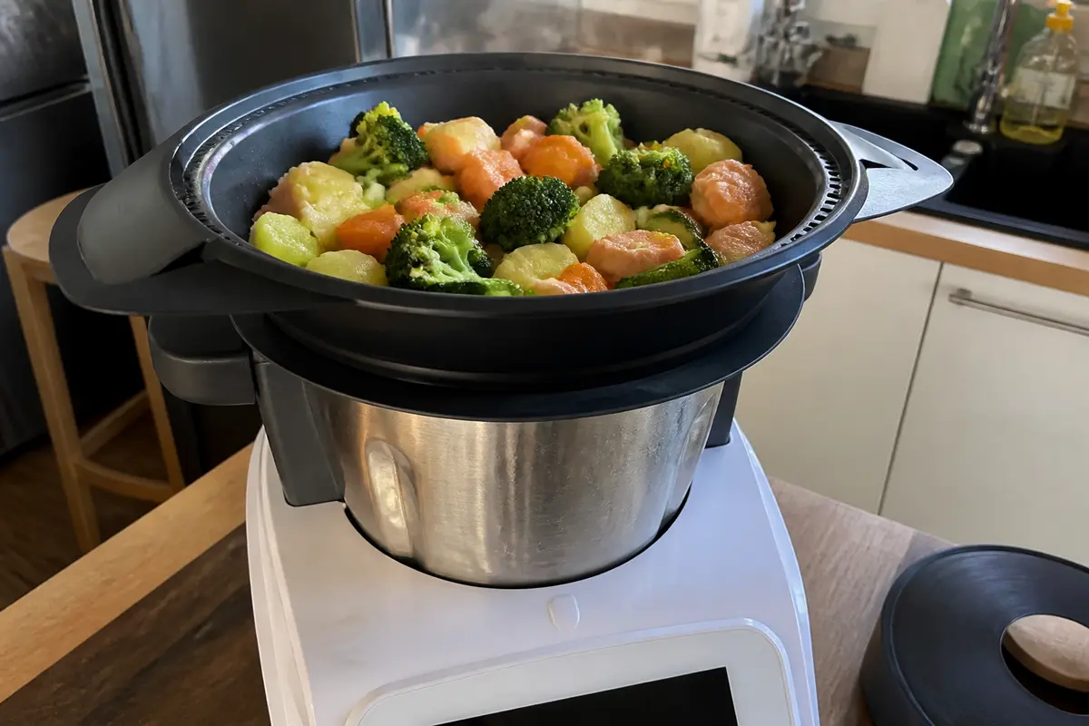 Légumes et saumon à la cuisson vapeur avec Monsieur Cuisine dans une cuisine moderne